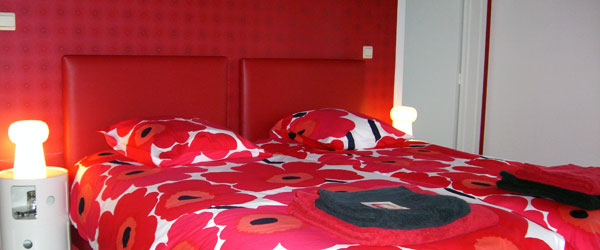 Het bed van de rode kamer